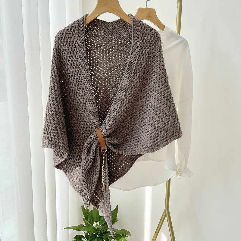 Juliet Moreau™ Sciarpa in maglia a triangolo con chiusura in pelle