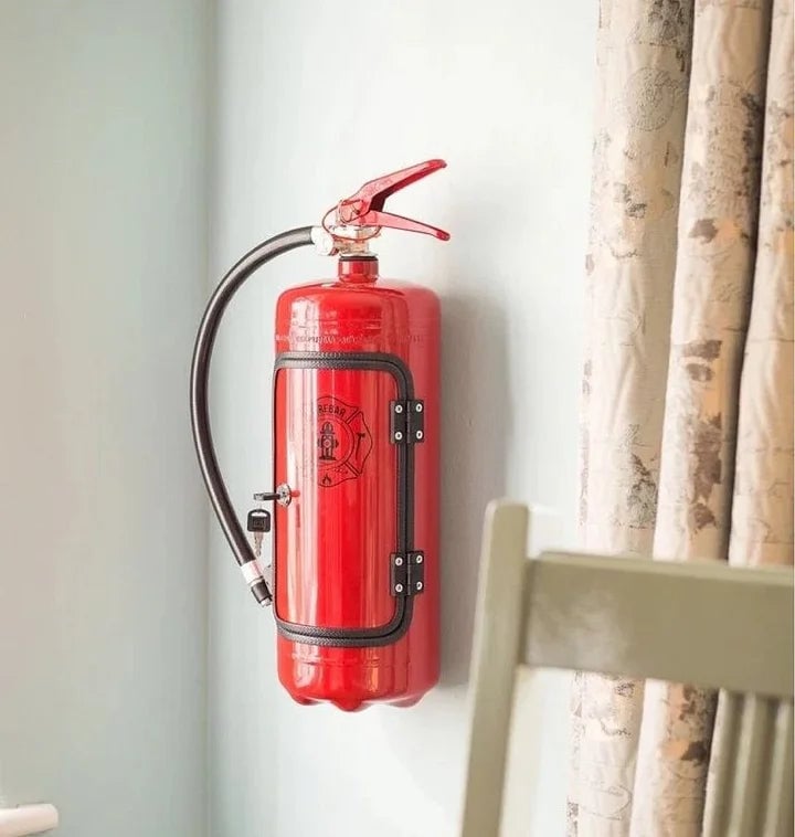 FireBar™ Minibar con l'aspetto di un estintore