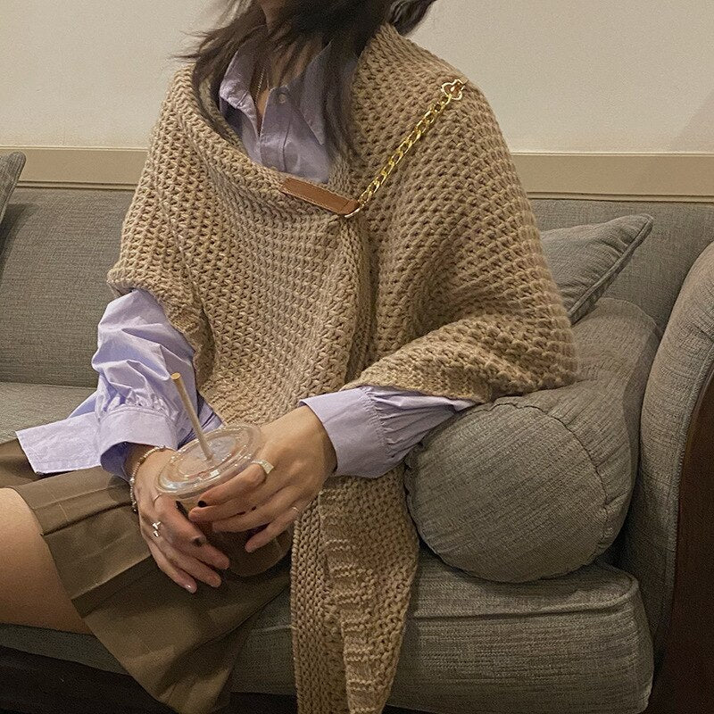Juliet Moreau™ Sciarpa in maglia a triangolo con chiusura in pelle