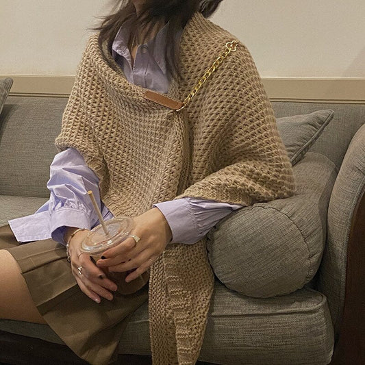 Juliet Moreau™ Sciarpa in maglia a triangolo con chiusura in pelle