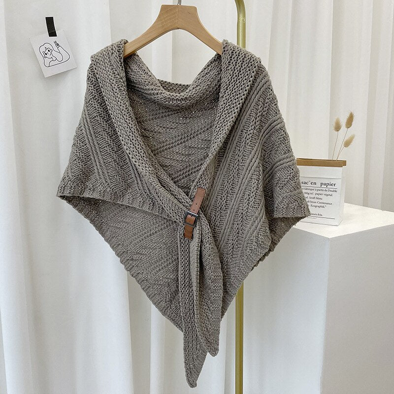 Juliet Moreau™ Sciarpa in maglia a triangolo con chiusura in pelle