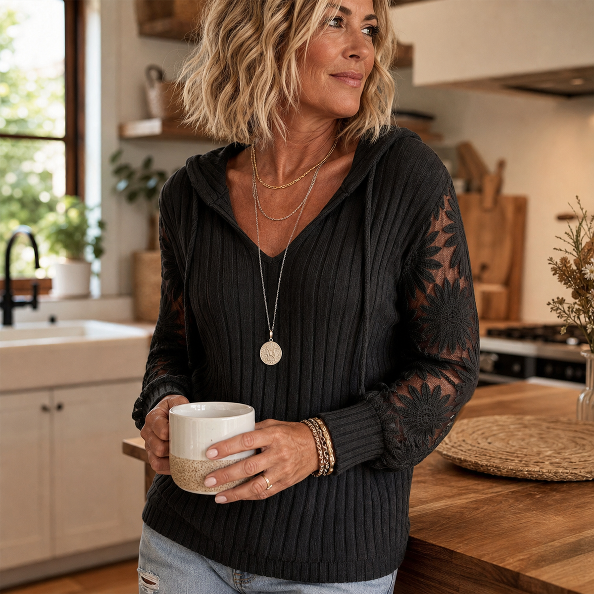 Orietta Zanicchi™ Cardigan elegante con cappuccio e romantici inserti in pizzo
